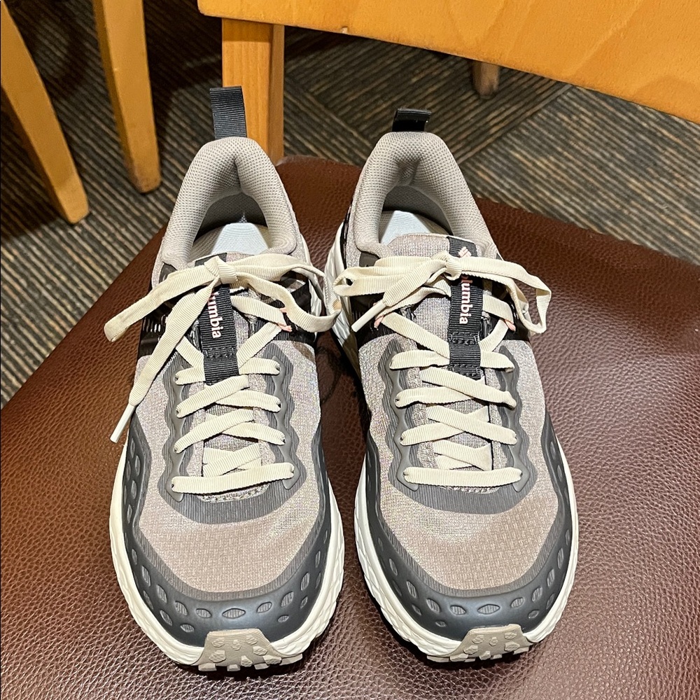 Columbia Men's Gray and Black Athletic Sneakers